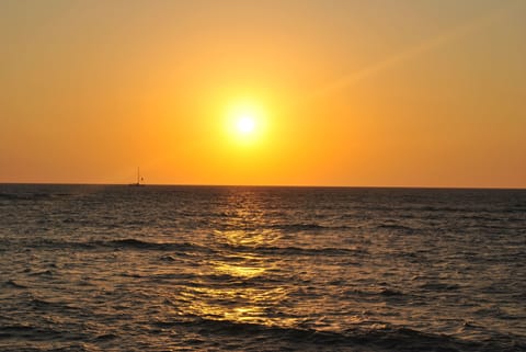 Beautiful sunset in the evening off the beach of Kauhale Makai