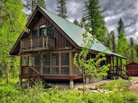 Comfy, log cabin on quiet 5 acres located about 3 miles from the entrance of GNP
