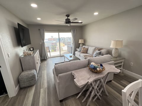 Family room w/Smart TV/sofa sleeper/books/puzzles/games & amazing balcony views 
