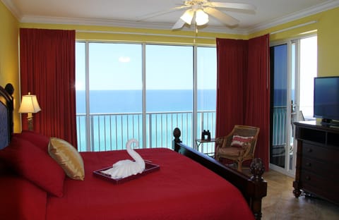 Master Bedroom King Bed w/42' TV, WiFi BlueRay, Panoramic View, Balcony Access