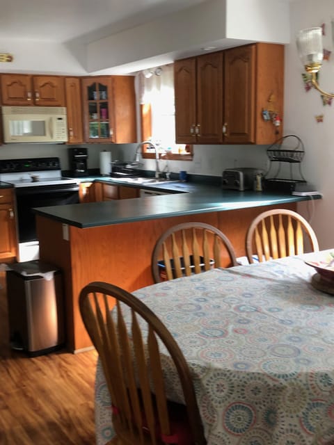 Dining room to kitchen