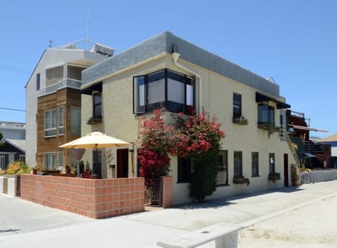 Ground floor accommodations. private patio for you.
Owner upstairs.