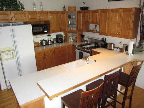 Kitchen has everything you need for cooking up a storm!