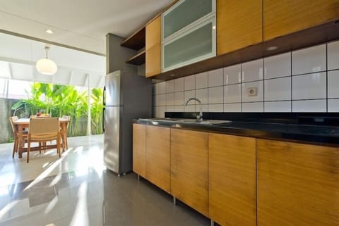 7' walk to beach/shops, spacious & quiet