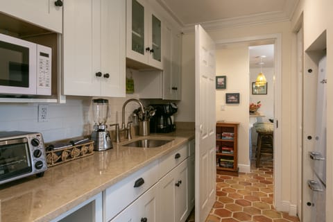 Another view of that brand new kitchenette