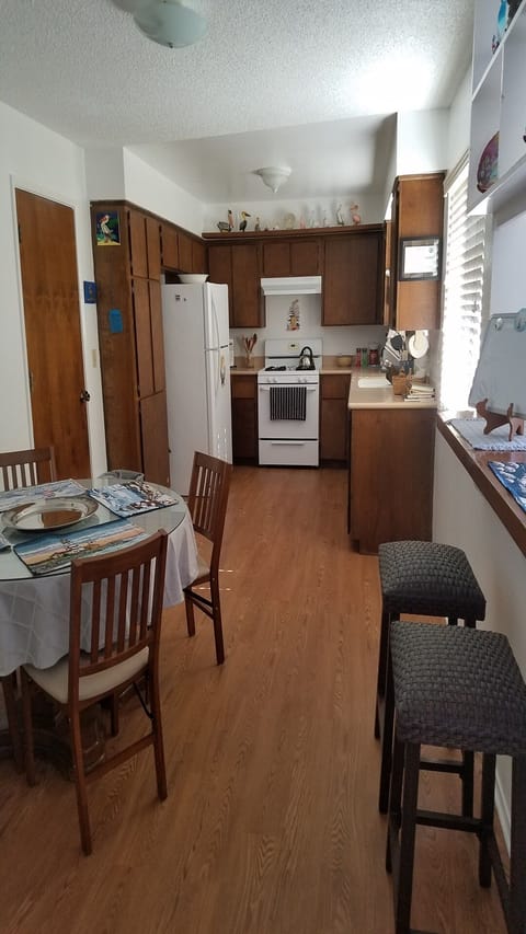 kitchen/dining area