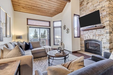 Family Room w/ mountain views, gas fireplace and TV that streams with Roku.