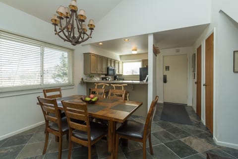 Additional table leaf to seat 8-10 people