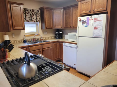 4-burner gas stove with griddle. Coffee maker with K-cup option. Ninja Foodi.