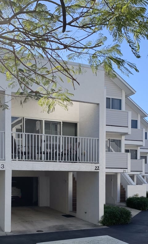 LIVE OAK LANDINGS 
Exceptional Condo on Manasota Key