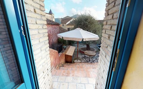 CASA TEULADA 3 - Accessing the Courtyard and terrace