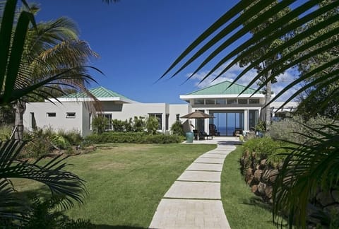 Plenty of sun, plenty of shade. And a path right up to the 30-mile view.