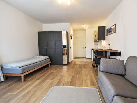 Furniture, Flooring, Interior Design, Wood, Floor, Room, Wood Flooring, Apartment, Ceiling, Hardwood