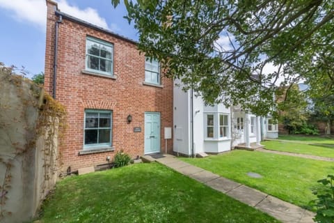 Holly Cottage, Wells-next-the-Sea: Situated in a prime location on the leafy Georgian square, The Buttlands