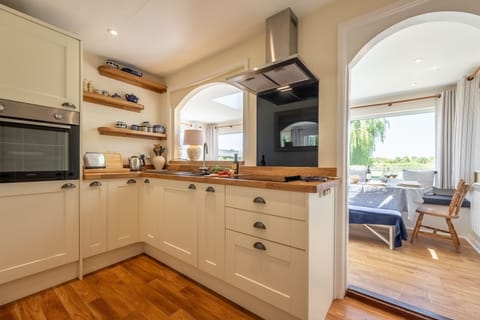 Tanholt, Holme-next-the-Sea: The well equipped kitchen