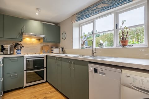 Ground floor: Well-equipped kitchen