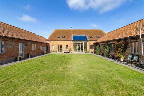 The Cart Lodge, Great Massingham: Situated in rural farmland, the surrounding grounds are a true delight.