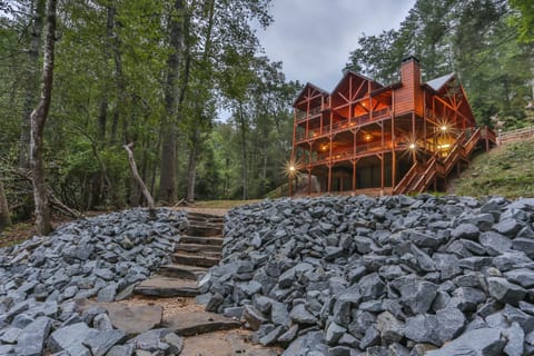 Massive Luxury N Ga Cabin Rental with 750 feet of River frontage, big yard