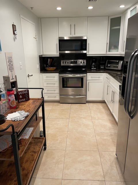 Complimentary coffee, wine, water and snacks included in your stay! (old floors)