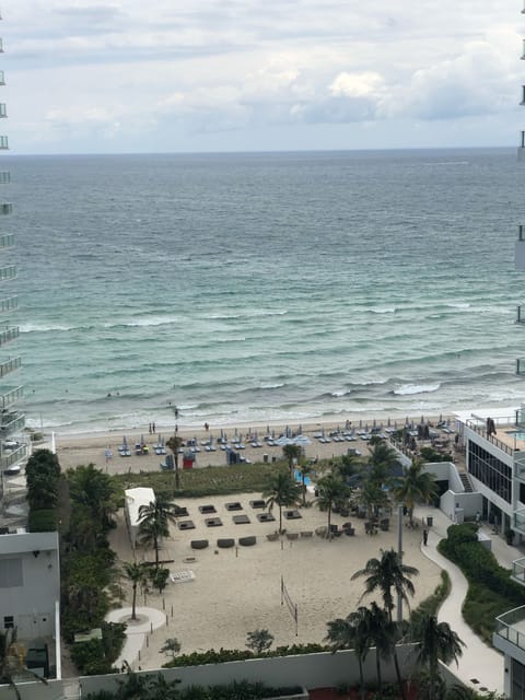 Beautiful condo with ocean view right from the balcony!