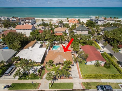 100 Steps to the Beach – Just a 1.5-minute walk to the sugar-white sands of Clearwater Beach.