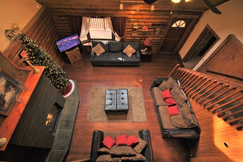 Great Room w/Fireplace, Roku & Comfy Couches