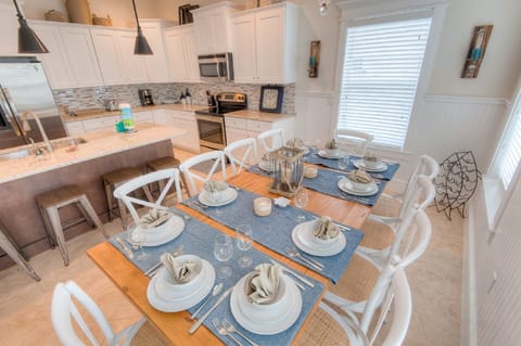 Dining with seating for 14 (with bar stools)