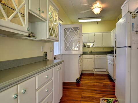 Cute cottage style kitchen