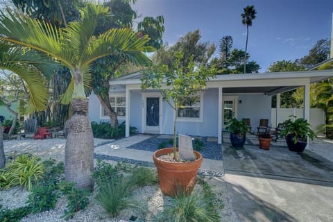 Welcome to Sea Garden! You will get a feeling of "old Florida" with panache