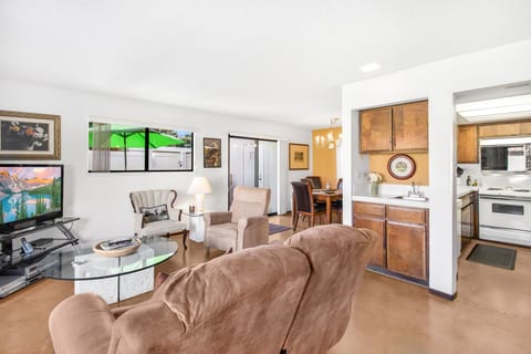 K0561 - Living Area to Kitchen