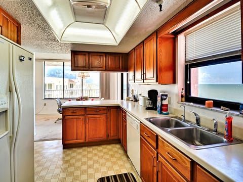 Ample kitchen space with lots of cabinets