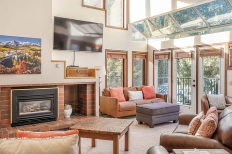 Living room - Large open living area with gas fireplace, and smart TV