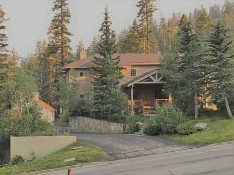Mammoth Moose (Sonenalp 1) and Noble Nest (Sonenalp 2) together form a rare six-bedroom retreat with a private hot tub, sauna, and seamless indoor connection.