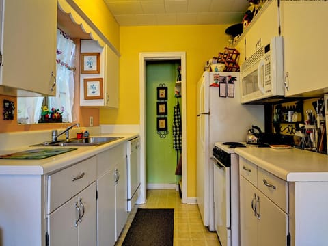 Complete kitchen makes mealtime easy