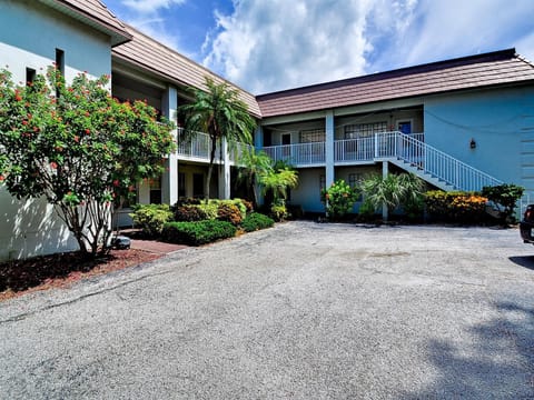 Inviting entrance to the condo.