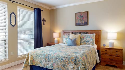 Second bedroom with queen size bed