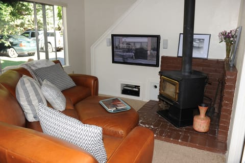 Living room - HDTV w/ DVR and premium cable, AppleTV, & Bose stero