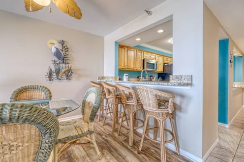 Kitchen Bar seats 4 guests