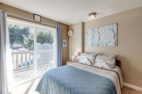 Indoors, Bed, Furniture, Lamp, Home Decor