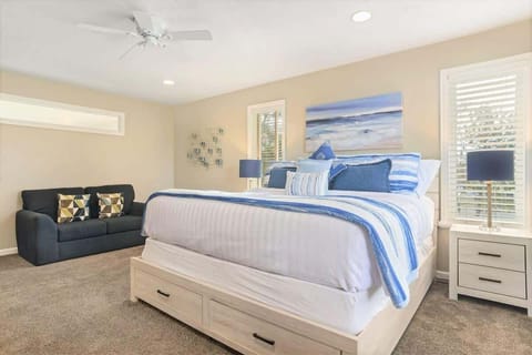 Very spacious master bedroom with sofa