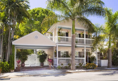 Welcome to Tropical Dream. What a lovely home!