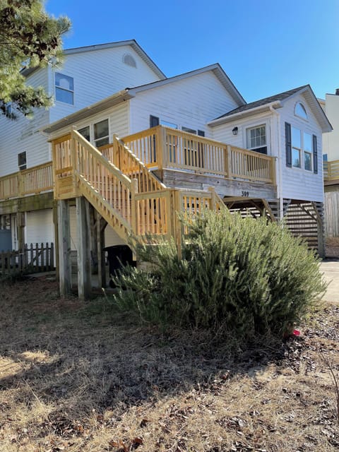309 Jean Court, Pool, Hot Tub, billiard table, fireplace, bikes, kayak