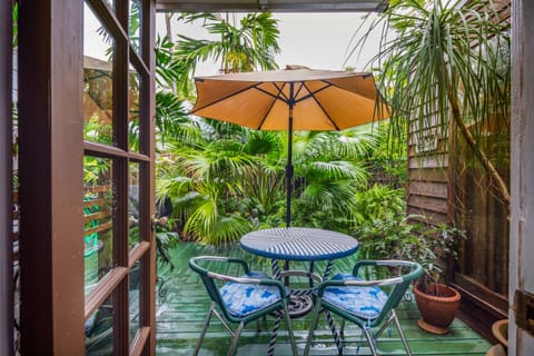 Shared outdoor area is so tropical!
