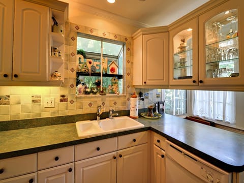 Modern appliances in kitchen include dishwasher