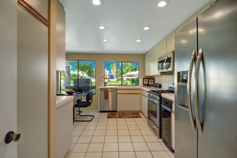 K0343 - 11 - KITCHEN.jpg