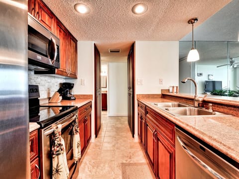 Granite counter tops and beautiful cabinets in the kitchen.