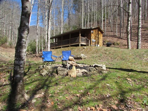 The Moondance cabin has 1 bed room and 1 bathroom with hot tub