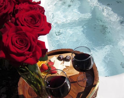 Romance, rest and relax in the Moondance Hot Tub