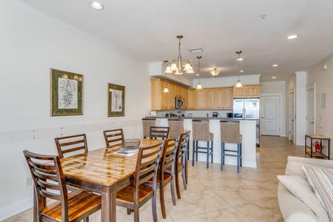Dining Area and Kitchen Bar
