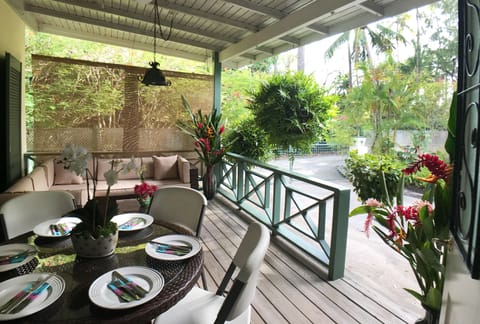 Shelsea deck looks onto garden